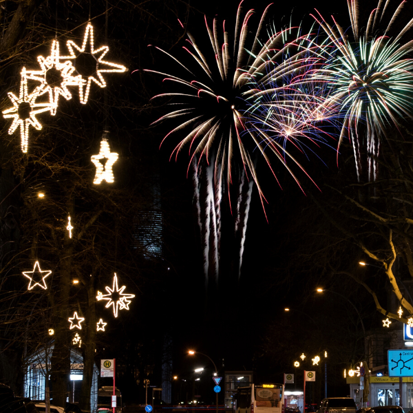 Feuerwerk an Silvester 2021/22 über den Weihnachtslichtern des Eppendorfer Baums