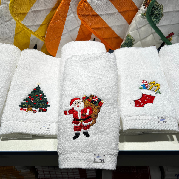 Weihnachtlich bestickte Handtücher im Bettenhaus Bürger