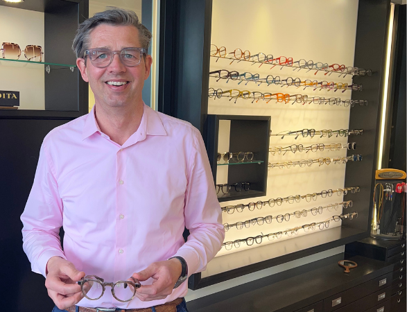 Optiker Marcus Carl berät seine Kunden gern vor Ort